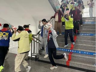 临沂第六中学太原路校区初中部开展防震减灾安全疏散演练