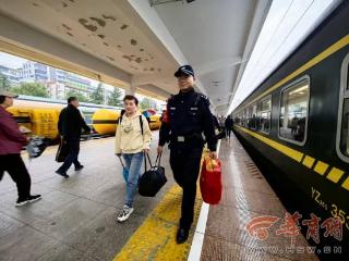 西安铁警范栓柱 32年坚守一线的“流动警务站”