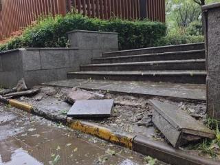 小8跑街丨西安科技路团结南路 广场台阶断裂月余未修