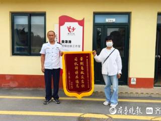 乘客公交车上昏迷晕倒，青岛公交驾驶标兵出手急救