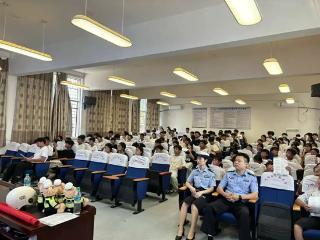 弋阳县中畈乡初级中学开展交通安全进校园活动