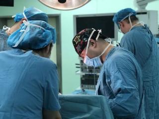 青岛妇儿医院救治罕见“长发公主综合征” 患儿 多学科救治转危为安