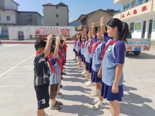 铅山县傍罗小学举行少先队新队员入队仪式