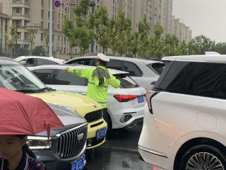 校警联动整治交通 筑牢未成年人安全防线