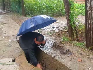 阳信县流坡坞镇：雨天排查隐患 护航群众安全
