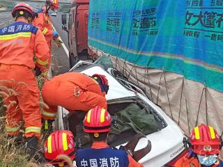 小轿车被夹三人被困 广德消防紧急破拆救援