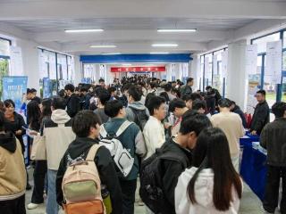 烟台大学两校区举办线下双选会，近400家单位提供2万岗