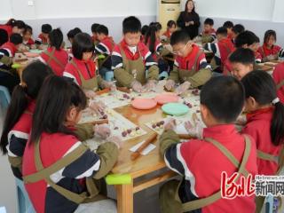 河北迁安：百名师生玫瑰园里研学拾趣