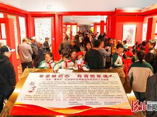 参观书画展览 厚植爱国情怀