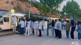 池州00后大学生情侣卖灌饼 从摆摊到开店 “每次咬牙坚持总会看到希望”