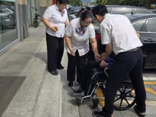 中国人寿岱岳区支公司：轮椅上的暖心服务