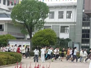 余干四中开展消防疏散演练 以“实战+长效”织密校园安全网
