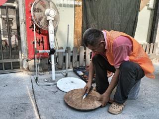 匠心照邻里，微光成炬火——记退休志愿者朱师傅的榜样力量