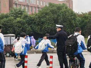 菏泽牡丹交警：秋雨添寒意，“护学”暖人心