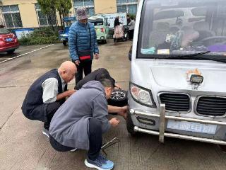 聊城市东昌府区古楼街道社区卫生服务中心：医务人员化身修理工，向老人施以援手