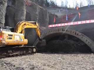 松长高速公路项目湿地公园四号隧道进口右洞顺利进洞