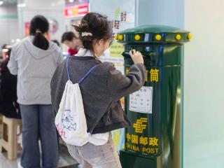 合肥幸福坝地铁站为大学新生寄出“穿越千日的信”