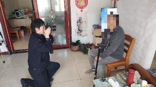 贴心服务送上门，五峰山派出所工作人员为老人办理身份证获赞誉(图1)