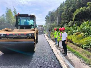 德兴S306仙莲线路面修复养护工程施工正酣