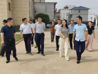 余干县领导一行赴金山咀中心小学调研：心系教育暖校园 共话发展谋未来