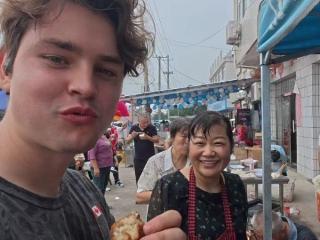 “安徽人对我超级好” 加拿大小伙从上海骑行到合肥，受邀拍照吃安徽菜