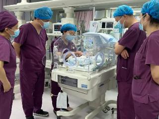 超早产儿96天闯关成功，淄博680g“掌心宝宝”平安出院