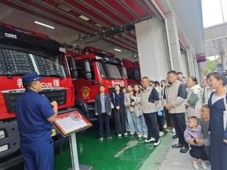 人保寿险三门峡中支与市消防救援大队轩辕路消防救援站联合开展主题党日活动