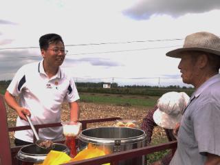 临沂这位村书记，连续一个月免费将热乎饭给抢收村民送到田间地头