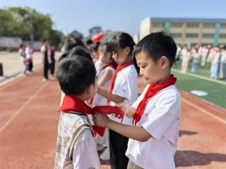 余干县梅溪中心小学举行新队员入队仪式 红色誓言筑梦起航