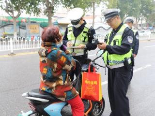 淄博博山交警开展规范佩戴安全头盔集中整治行动
