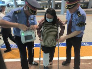 列车长暖心守护助骨折旅客顺利返乡