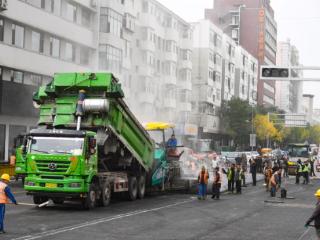 新建路改造工程道路面层铺设施工结束