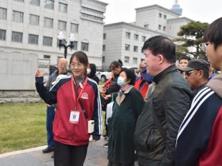 东北师范大学志愿者在新民大街为视障者讲历史