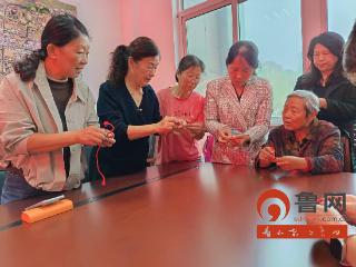 烟台蓬莱：紫荆山街道杏花苑社区开展手工盘扣教学活动