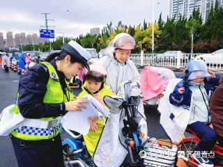戴头盔，有奖励！烟台交警用“小贴纸”助推头盔佩戴“大安全”