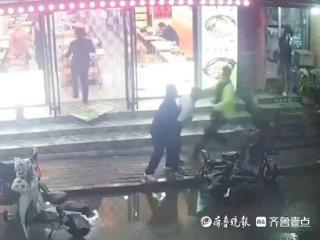 街头最暖一抱，救了一条命！莱州小伙海姆立克法救下食物卡喉老人