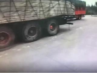 高速公路上货车轮胎冒烟，民警用垃圾桶接水扑救