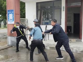 临沭县青云镇：实战“擒敌”为校园安全“上锁”