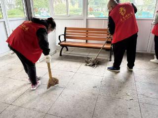 南苑街道孝养城社区开展情暖社区老人爱心打扫卫生活动