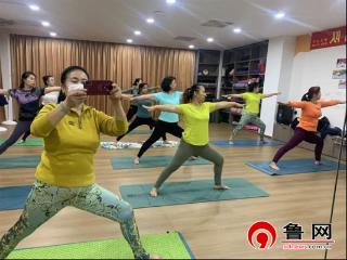 德州天衢新区长河街道锦绣社区开展“瑜乐瑜教”瑜伽培训活动