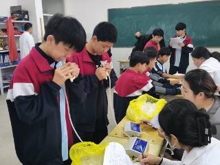 莒南县汀水镇卫生院入校为中学生健康护航