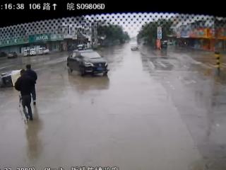 雨天三轮侧翻老人被困 公交驾驶员与群众合力救援