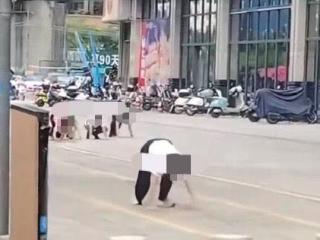 社区回应街头多人“爬行学狗叫”：涉事公司承诺后续不会用这种方式开展团建活动