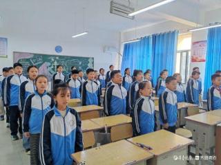 广平镇双庙魏小学组织学生观看“众志成城”思政大课