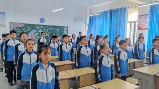 广平镇双庙魏小学组织学生观看“众志成城”思政大课