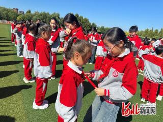 邢台市南和区十方院小学举行新少先队入队仪式