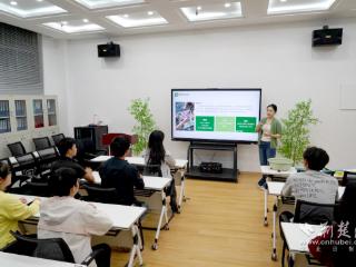 武交院学子体验非遗植物拓染