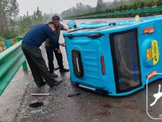 三轮车事故驾驶员被困，六安一道德模范出手救助