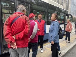 站台“安全护航” 志愿红温暖秋日出行路