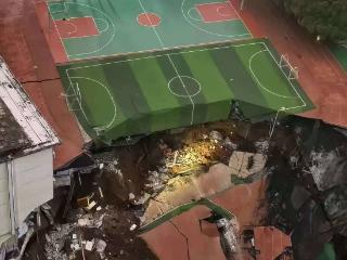 邵阳市资江学校围墙及部分操场坍塌，官方通报：无人员伤亡